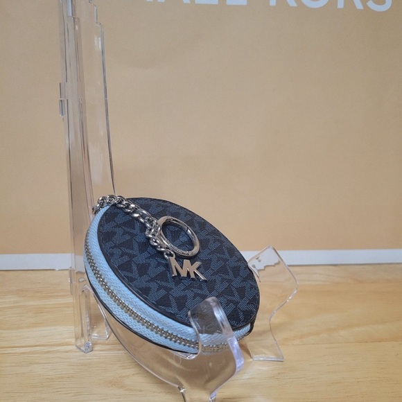 Michael Kors charm change holder with Michael Kors charm - Picture 3 of 5